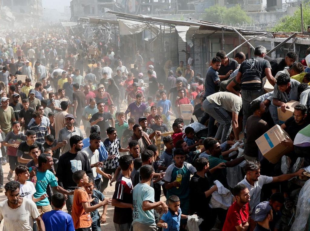 Warga Gaza Berebut Pasokan Bantuan di Tengah Gencatan Senjata Warga Gaza Berebut Pasokan Bantuan di Tengah Gencatan Senjata
