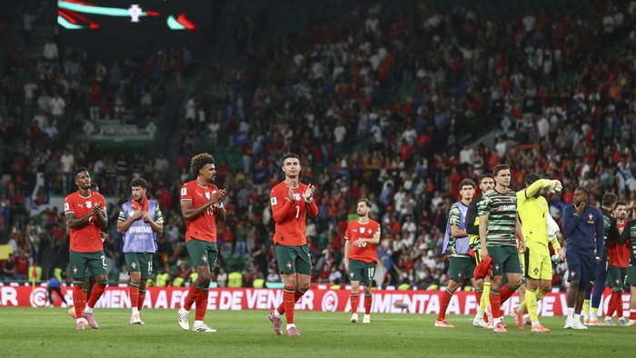 LISBON, PORTUGAL - OCTOBER 11: Portugal Players thanking the supporters at the end of the FIFA World Cup 2026 qualifier match between Portugal and Republic of Ireland at Estadio Jose Alvalade on October 11, 2025 in Lisbon, Portugal. (Photo by Carlos Rodrigues/Getty Images)