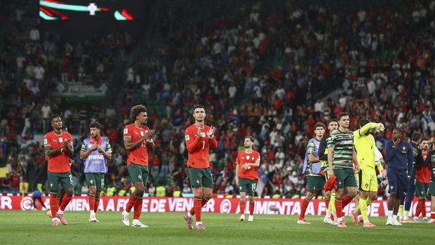 LISBON, PORTUGAL - OCTOBER 11: Portugal Players thanking the supporters at the end of the FIFA World Cup 2026 qualifier match between Portugal and Republic of Ireland at Estadio Jose Alvalade on October 11, 2025 in Lisbon, Portugal. (Photo by Carlos Rodrigues/Getty Images)