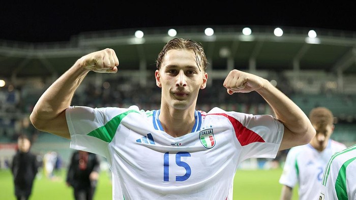 TALLINN, ESTONIA - OCTOBER 11: Francesco Pio Esposito of Italy celebrates at the end of the FIFA World Cup 2026 qualifier match between Estonia and Italy at A Le Coq Arena on October 11, 2025 in Tallinn, Estonia. (Photo by Claudio Villa - FIGC/FIGC via Getty Images)