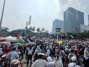 Massa Kompak Nyanyi Heal The World di Aksi Bela Palestina Patung Kuda Massa Kompak Nyanyi Heal The World di Aksi Bela Palestina Patung Kuda