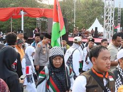 Video Polisi Berpeci Hitam Kawal Aksi Bela Palestina di Patung Kuda