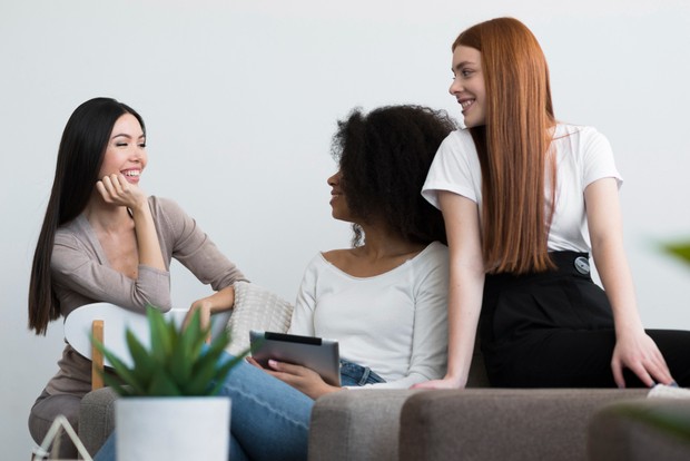 Alih-alih menyinggung, orang cerdas memilih cara menyampaikan kritik yang halus namun tetap bermakna/Foto: Freepik Ungkapan sederhana seperti “Itu menarik” bisa menjadi bentuk kritik terselubung dari orang yang cerdas dan peka sosial. Mereka tidak perlu bicara keras untuk menunjukkan ketidaksetujuan. Bahkan, gerak tubuh dan ekspresi wajah sudah cukup menyampaikan pesan sebenarnya.