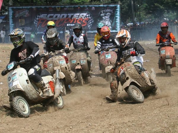 Melihat Keseruan Balap Skuter di Kediri