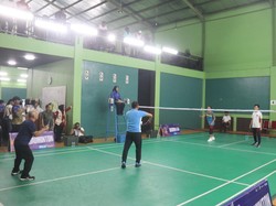 Saat Ratu Dewa Kalahkan Kepala BKN dalam Laga Persahabatan Bulutangkis