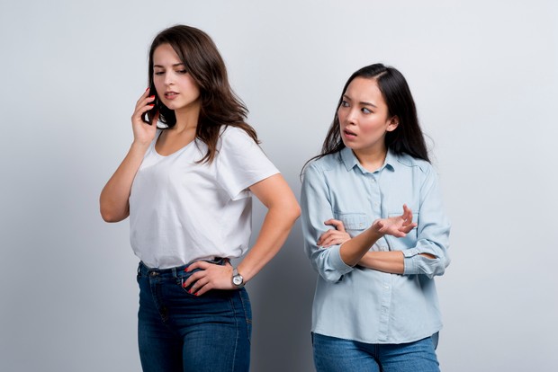 Pujian berlebihan yang berubah menjadi kritik tajam adalah pola umum love bombing. Siklus idealisasi dan penurunan nilai ini membuat seseorang sulit membedakan antara perhatian dan manipulasi.