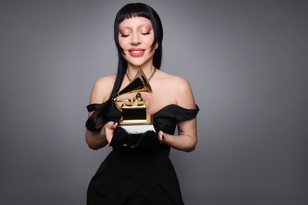 Beberapa publik figur dunia seperti Lady Gaga, Margaret Atwood, dan Agatha Christie diketahui memiliki kepribadian INFJ yang visioner dan penuh empati.