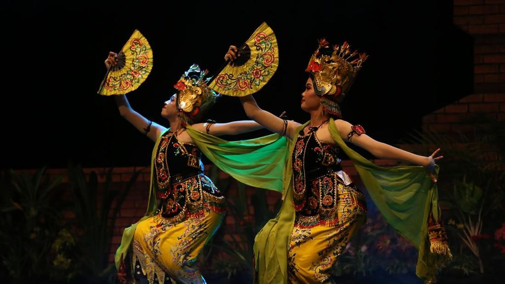 Tari Jejer Gandrung dan Andog Meriahkan Panggung Kesenian Cak Durasim Tari Jejer Gandrung dan Andog Meriahkan Panggung Kesenian Cak Durasim