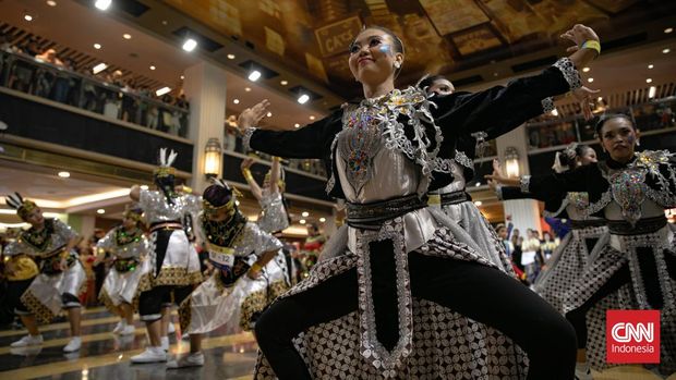Sejumlah penari melakukan tarian tradisional dalam gelaran Indonesia Menari 2025 di Mall Grand Indonesia, Jakarta, Minggu (12/10/2025). (CNN Indonesia/Adi Ibrahim)