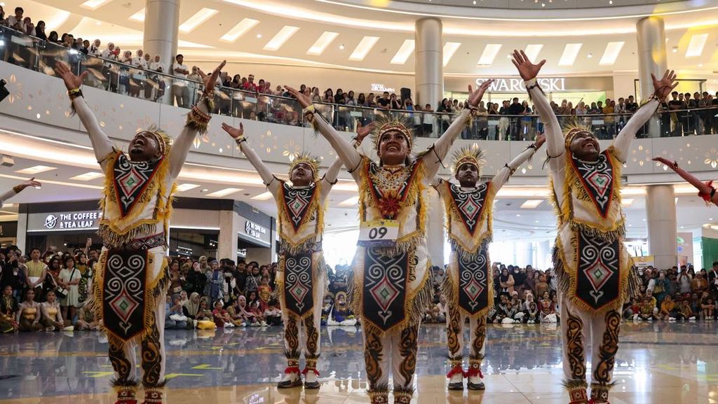 Ribuan Penari Serentak Meriahkan Indonesia Menari 2025 di 11 Kota Ribuan Penari Serentak Meriahkan Indonesia Menari 2025 di 11 Kota