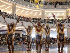 Ribuan Penari Serentak Meriahkan Indonesia Menari 2025 di 11 Kota Ribuan Penari Serentak Meriahkan Indonesia Menari 2025 di 11 Kota