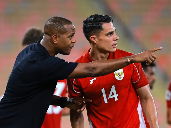 Soccer Football - FIFA World Cup - AFC Qualifiers - Group B - Iraq v Indonesia - King Abdullah Sport City, Jeddah, Saudi Arabia - October 11, 2025 Indonesia coach Patrick Kluivert gives instructions to Indonesia's Joel Pelupessy REUTERS/Stringer