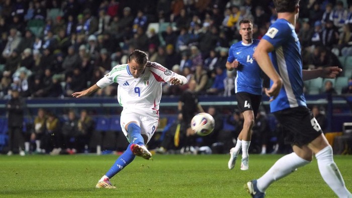 Soccer Football - FIFA World Cup - UEFA Qualifiers - Group I - Estonia v Italy - Lillekula Stadium, Tallinn, Estonia - October 11, 2025 Italys Mateo Retegui shoots at goal REUTERS/Ints Kalnins
