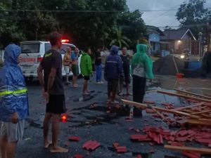 Hujan Angin di Klaten, Warga Karangturi Tertimpa Bangunan Ambruk