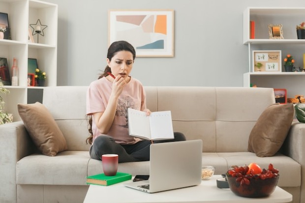 Kebiasaan orang cerdas adalah menjadikan setiap masalah sebagai latihan berpikir/Foto: Freepik/stockking Kebiasaan orang cerdas sering kali ditunjukkan dari hal sederhana, seperti mencoba memecahkan masalah sendiri sebelum meminta bantuan. Tindakan kecil ini melatih otak untuk berpikir mandiri dan kritis. Dari tantangan kecil, kemampuan intelektual berkembang secara alami.