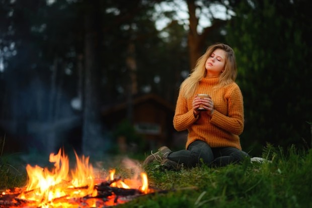 Di masa muda, tekanan mengikuti tren terasa wajar untuk diterima dalam pergaulan. Tetapi dorongan itu bisa membuat hidup terasa melelahkan seiring bertambah usia. Kedewasaan perempuan muncul ketika mereka belajar memprioritaskan diri sendiri alih-alih mengikuti tren tersebut.