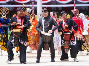 Aksi Kadindik Jatim Bermain Jimbe di Upacara HUT ke-80 Jatim Aksi Kadindik Jatim Bermain Jimbe di Upacara HUT ke-80 Jatim