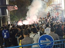 Rusuh Konser Musik di Surabaya gegara Tak Berizin-Ditonton Pesilat Rusuh Konser Musik di Surabaya gegara Tak Berizin-Ditonton Pesilat