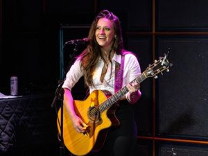 Maggie Baugh, Gitaris Cantik yang Lagi Dekat dengan Keith Urban Maggie Baugh, Gitaris Cantik yang Lagi Dekat dengan Keith Urban