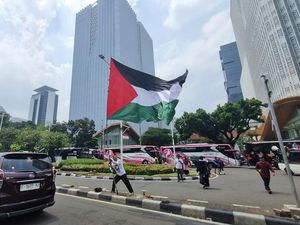 Massa Pekikkan Takbir-Bawa Bendera Palestina Besar Saat Demo Kedubes AS