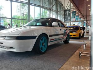 Bukan Lucu-Lucu Lagi, Mazda Astina Taksi Tingtung Arif Brata Tampil Kinclong Bukan Lucu-Lucu Lagi, Mazda Astina Taksi Tingtung Arif Brata Tampil Kinclong