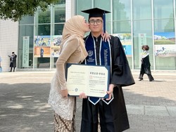 Gaya Mulan Jameela Berkebaya Serba Coklat Hadiri Wisuda Putranya di Jepang