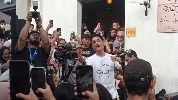 Afgan Pakai Kacamata Lagi, Digandrungi Fans Cewek di Blok M