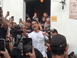 Afgan Pakai Kacamata Lagi, Digandrungi Fans Cewek di Blok M Afgan Pakai Kacamata Lagi, Digandrungi Fans Cewek di Blok M