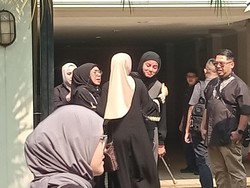 Olla Ramlan Pingsan, Pulang dari Luar Kota Dengar Kabar Ibunda Meninggal Dunia