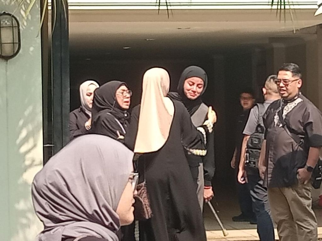 Tangis Olla Ramlan Dalam Pelukan Kerabat, Ibunda Menginggal Dunia Tangis Olla Ramlan Dalam Pelukan Kerabat, Ibunda Menginggal Dunia