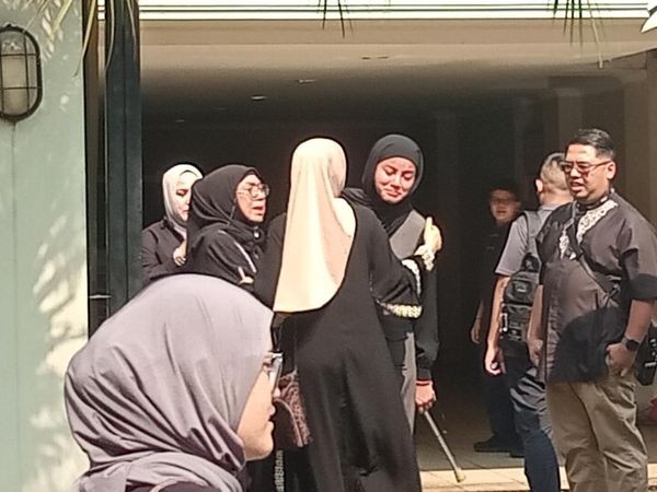 Tangis Olla Ramlan Dalam Pelukan Kerabat, Ibunda Menginggal Dunia