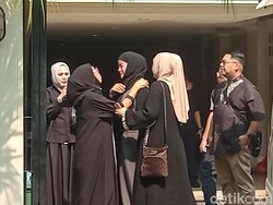 Olla Ramlan Pingsan Dengar Kabar Ibu Meninggal