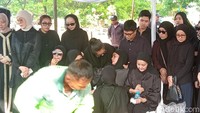 Olla Ramlan Tak Kuasa Menahan Duka Sampai Pingsan Lagi