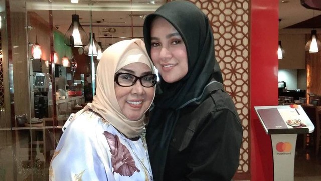 Gosip Terkini Selebriti Insertlive : Peran Besar Almarhum Ibunda dalam Perjalanan Karier Olla Ramlan