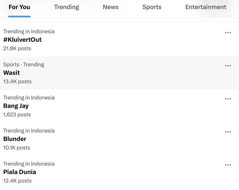 Timnas Indonesia gagal ke Piala Dunia 2026. Pelatih RI, Patrick Kluivert, jadi sasaran kekecewaan penggemar di media sosial. Tagar #KluivertOut trending!