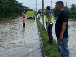 Jalan di Depan Mapolda Sumut Tak Bisa Dilewati gegara Banjir