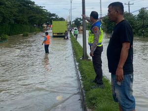 Jalan di Depan Mapolda Sumut Tak Bisa Dilewati gegara Banjir Jalan di Depan Mapolda Sumut Tak Bisa Dilewati gegara Banjir