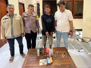 Pria Pembobol Toko Kosmetik di Dompu Diringkus, Satu Lagi Buron Pria Pembobol Toko Kosmetik di Dompu Diringkus, Satu Lagi Buron