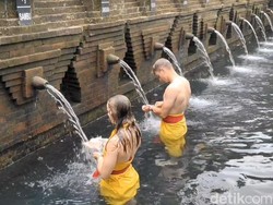 Melukat, Antara Spiritualitas dan Tren Baru Wisatawan di Bali Melukat, Antara Spiritualitas dan Tren Baru Wisatawan di Bali