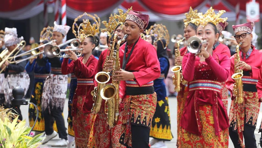 Ribuan Pelajar dan Orkestra Besar Meriahkan Peringatan Hari Jadi Jawa Timur Ribuan Pelajar dan Orkestra Besar Meriahkan Peringatan Hari Jadi Jawa Timur