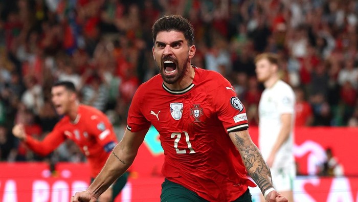 Soccer Football - FIFA World Cup - UEFA Qualifiers - Group F - Portugal v Republic of Ireland - Estadio Jose Alvalade, Lisbon, Portugal - October 11, 2025 Portugals Ruben Neves celebrates scoring their first goal REUTERS/Pedro Nunes