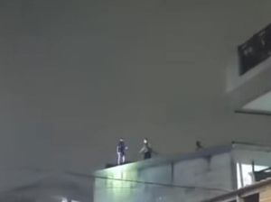 Diteriaki Maling, Pria di Jakut Lari ke Atap Rumah Berujung Dikepung Warga Diteriaki Maling, Pria di Jakut Lari ke Atap Rumah Berujung Dikepung Warga