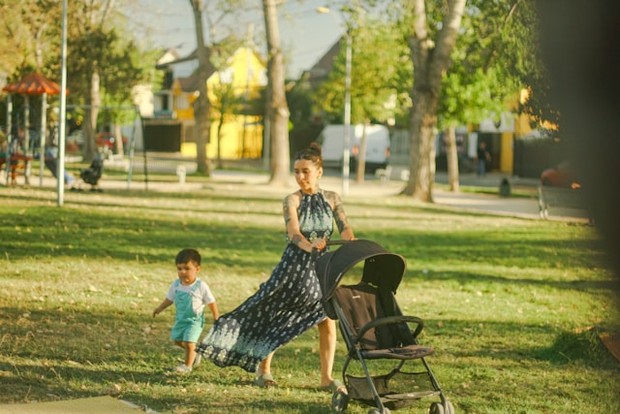 Setiap orang tua membawa jejak masa lalu yang memengaruhi cara membesarkan anak/Foto: Unsplash/Cristian Castillo Cara membesarkan anak yang sehat dimulai dari kemampuan orang tua memahami dirinya sendiri. Reparenting mengajarkan bagaimana memberi kasih sayang pada bagian diri yang dulu terabaikan. Dari proses inilah, hubungan antara orang tua dan anak menjadi lebih hangat dan stabil.