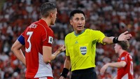Kapten Indonesia Jay Idzes dari Indonesia melakukan protes kepada wasit Ma Ning. Menit ke-13, Mauro Zijlstra hampir mencetak gol, namun sontekannya hanya menghasilkan sepak pojok. Zijlstra kemudian menanduk bola hasil korner dan melebar. Foto: REUTERS/Stringer