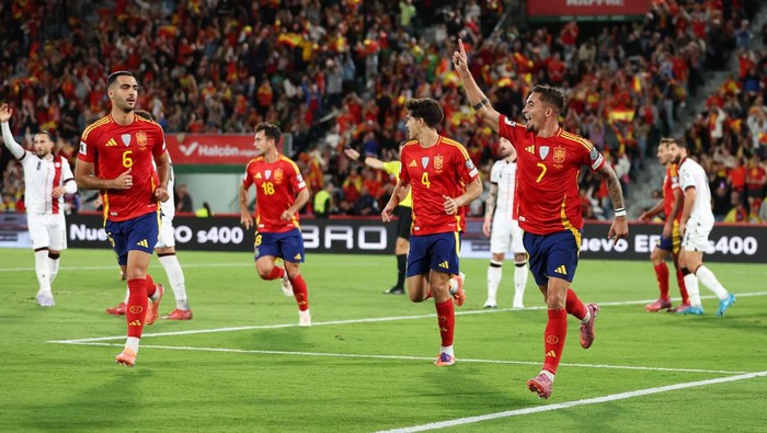 ELCHE, SPAIN - OCTOBER 11: Yeremy Pino of Spain celebrates scoring his teams first goal during the FIFA World Cup 2026 qualifier match between Spain and Georgia at Estadio Manuel Martinez Valero on October 11, 2025 in Elche, Spain. (Photo by Florencia Tan Jun/Getty Images)