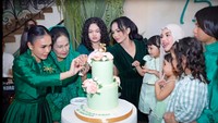 7 Foto Kompak Krisdayanti & Yuni Shara Berbusana Hijau di Ultah Ibunda ke-75