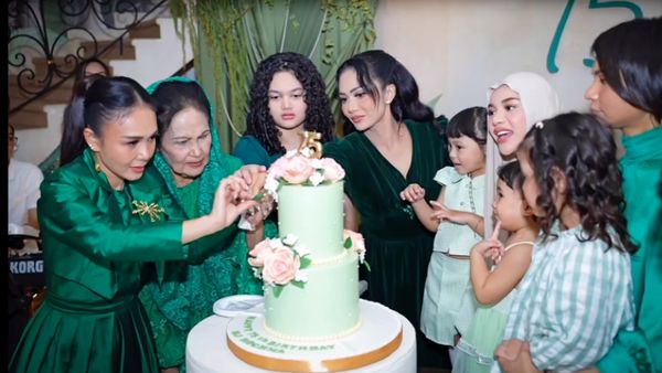 7 Foto Kompak Krisdayanti & Yuni Shara Berbusana Hijau di Ultah Ibunda ke-75