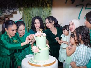 7 Foto Kompak Krisdayanti & Yuni Shara Berbusana Hijau di Ultah Ibunda ke-75 7 Foto Kompak Krisdayanti & Yuni Shara Berbusana Hijau di Ultah Ibunda ke-75