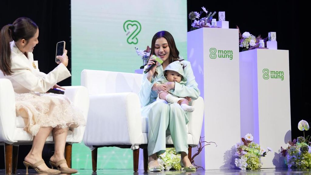 Aaliyah Massaid Bawa Arash Kerja, Jadi Buruan Foto Aaliyah Massaid Bawa Arash Kerja, Jadi Buruan Foto