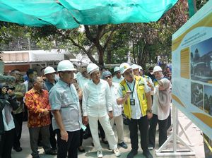 Ahmad Muzani Tinjau Renovasi Mes MPR di Bandung yang Sempat Dibakar Massa Ahmad Muzani Tinjau Renovasi Mes MPR di Bandung yang Sempat Dibakar Massa